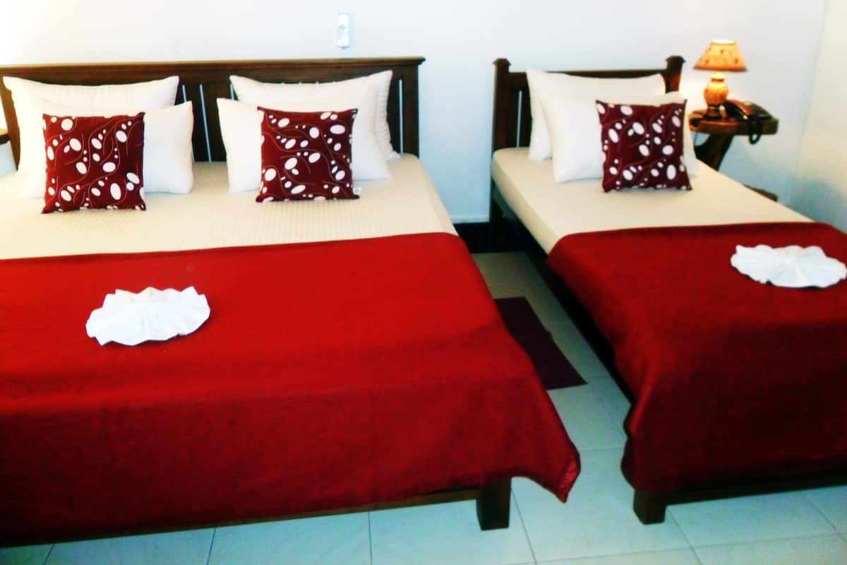 Chambre Triple Standard, 2 chambres, terrasse, vue montagne | Coffres-forts dans les chambres, Wi-Fi gratuit