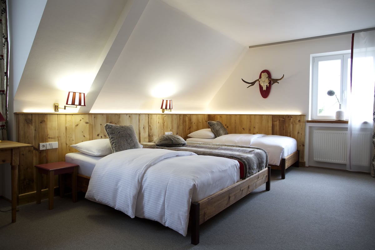 Luxe beddengoed, een kluis op de kamer, een bureau