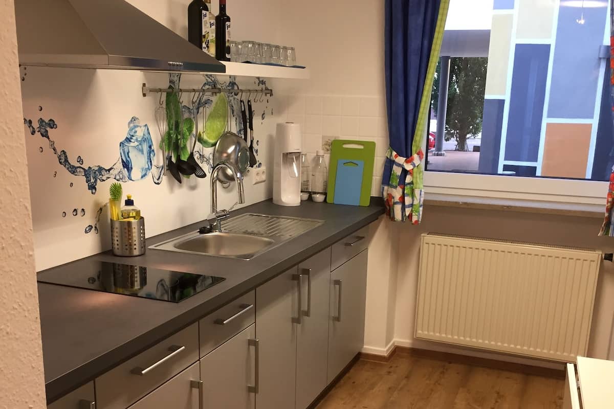 Luxe beddengoed, een kluis op de kamer, een bureau