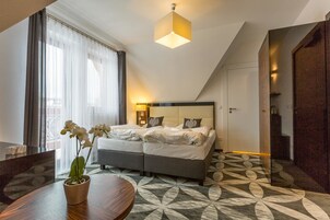 Ropa de cama de alta calidad, escritorio y cunas gratuitas 