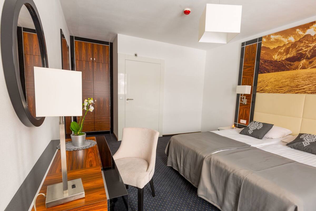Deluxe Apartment, 1 Bedroom | Premium bedding, desk, free cots/infant beds, rollaway beds