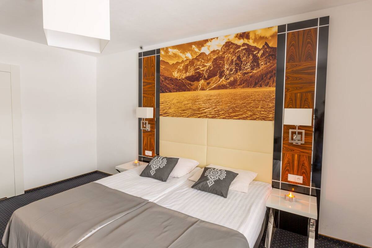 Premium bedding, desk, free cots/infant beds, rollaway beds