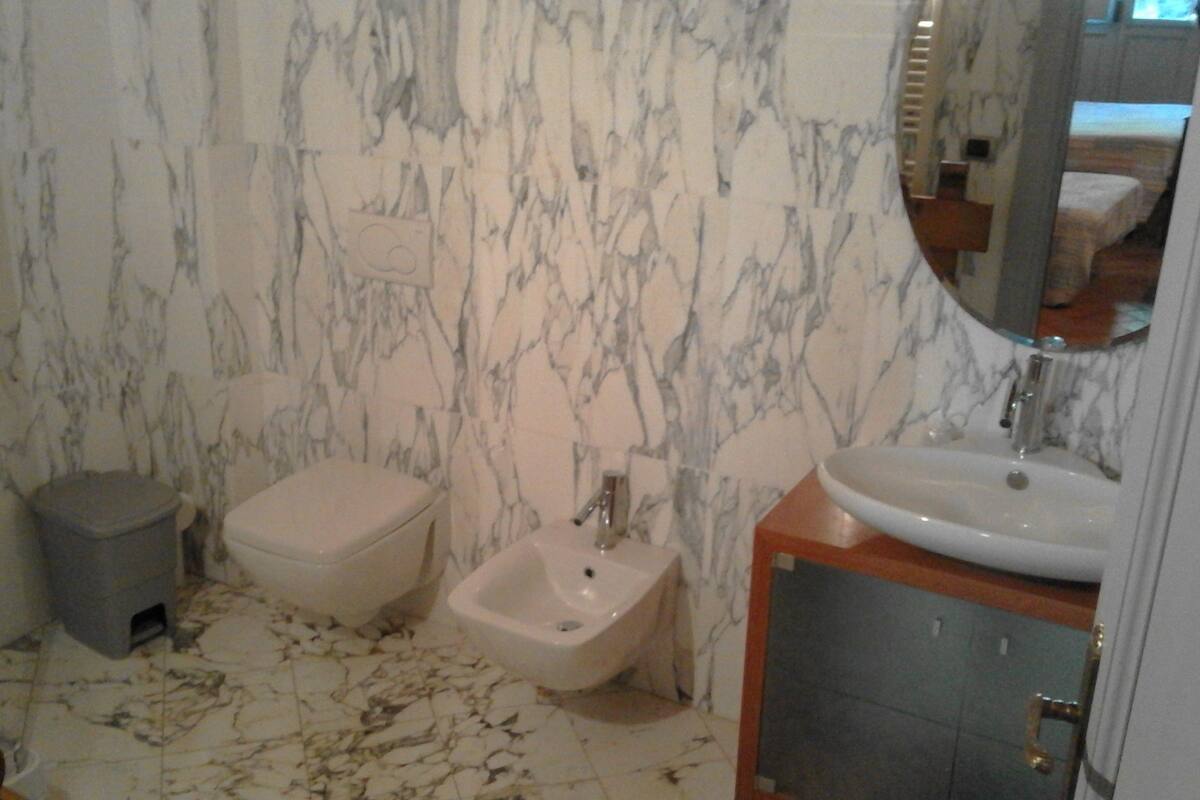 Dobbeltværelse med dobbeltseng eller 2 enkeltsenge | Badeværelse