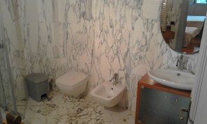 Dobbeltværelse med dobbeltseng eller 2 enkeltsenge | Badeværelse