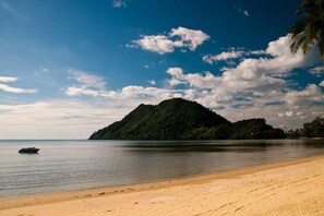 Private beach, white sand, beach towels, kayaking