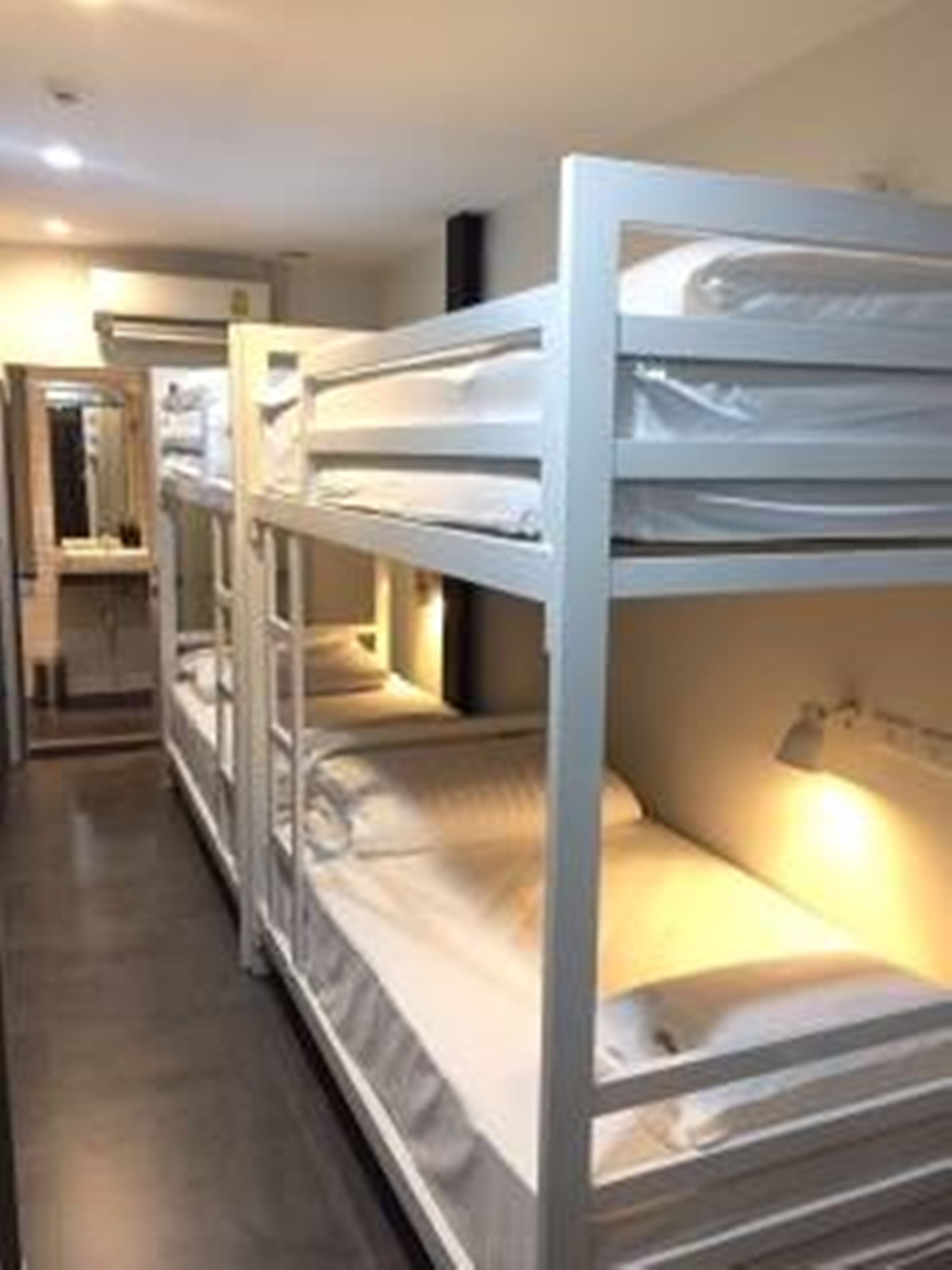 Diversió de lliteres d'una fila en una habitació d'hotel.