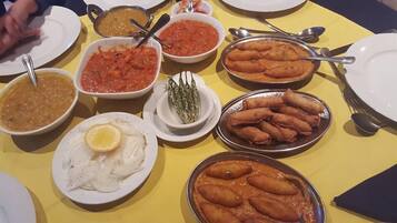 Desayuno inglés (USD 7.50 por persona)