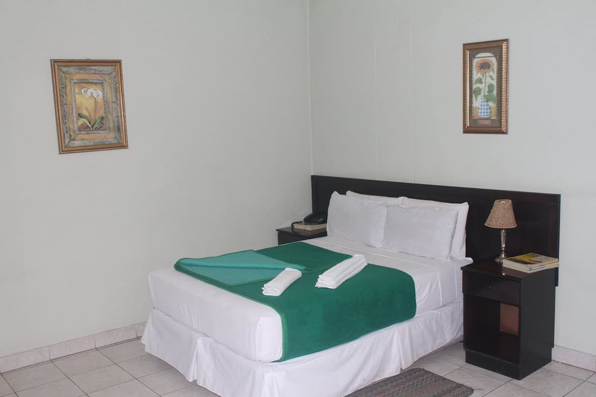 Kamar Double Standar, pemandangan kebun | Brankas, meja kerja, dan Wi-Fi gratis