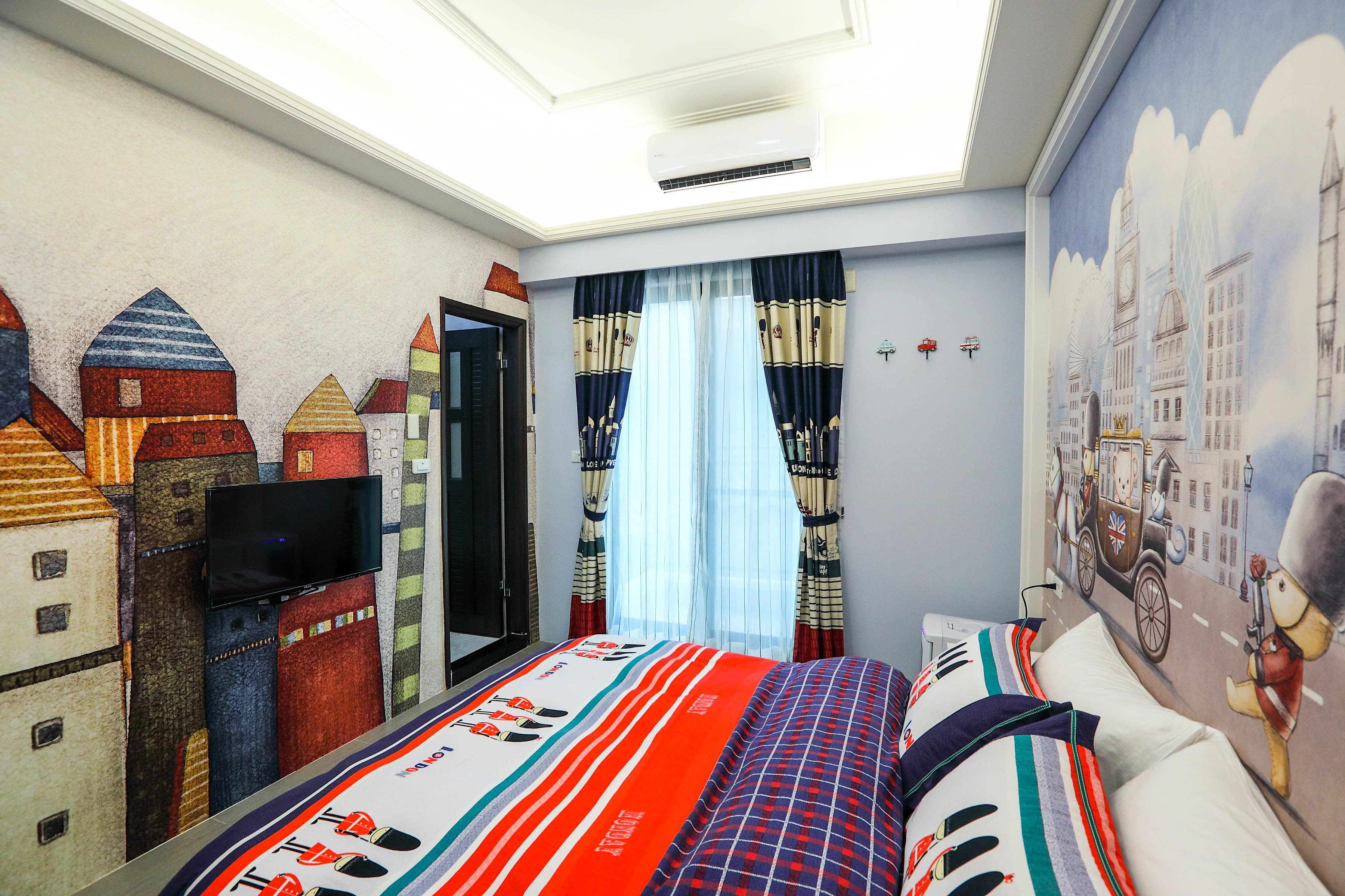 Un dormitorio con cama, televisión, un mural y ventana con cortinas.
