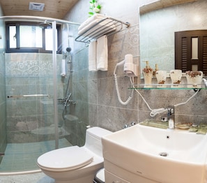 Superior Double Room | Bathroom - Happiness station B&B (Hualien City)