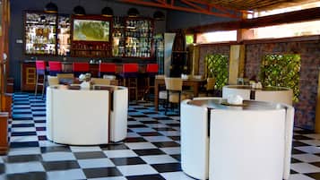 บริการอาหารเช้า อาหารกลางวัน, อาหารท้องถิ่นและนานาชาติ, วิวสระว่ายน้ำ