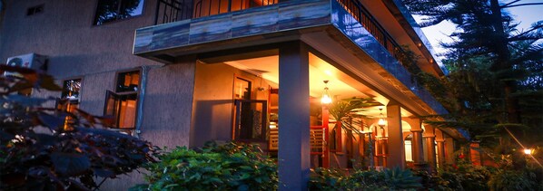 施設の正面 (日没後)