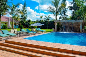 Outdoor pool, pool umbrellas, pool loungers - Tulia Boutique Hotel and Spa (Arusha)