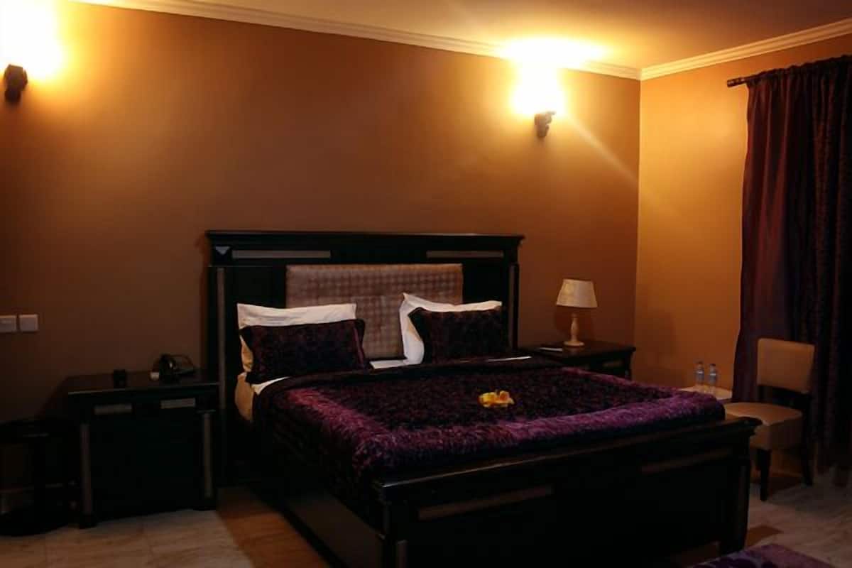 Deluxe Double Room | Premium bedding, desk, soundproofing, WiFi (free)