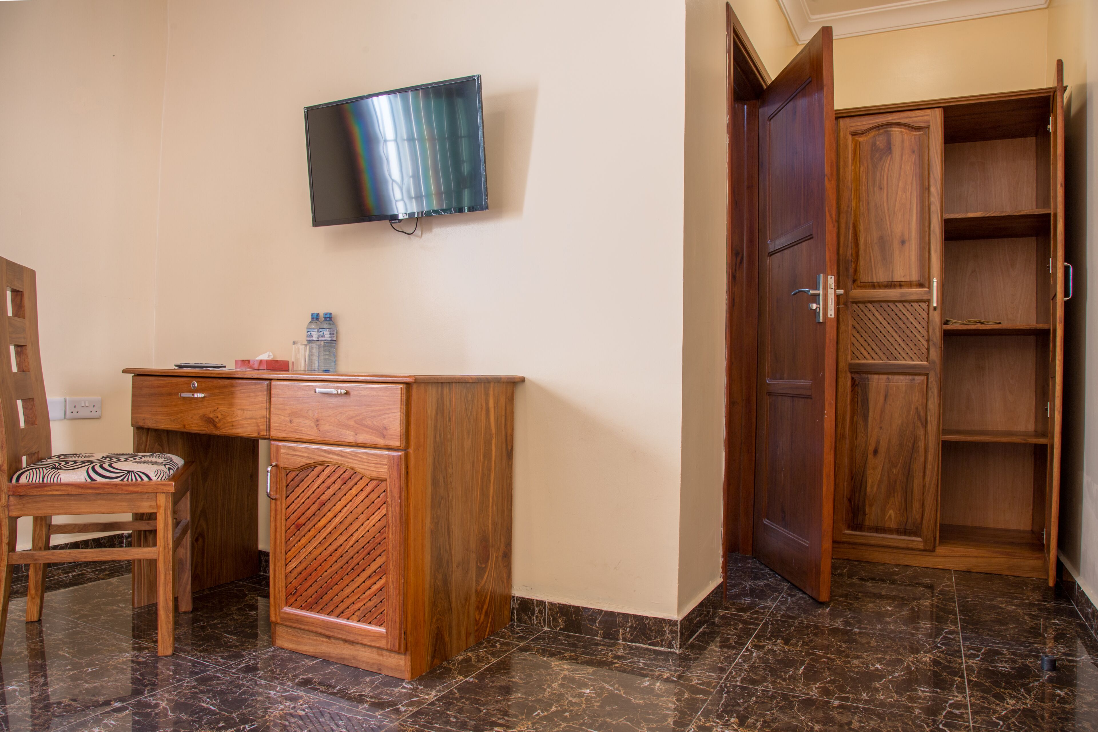 twin room | premium bedding, desk, soundproofing, free wifi