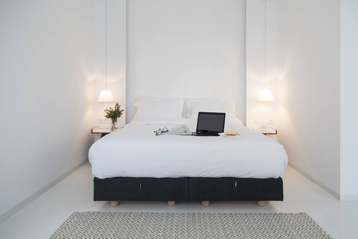 In-room safe, WiFi (free), bed sheets
