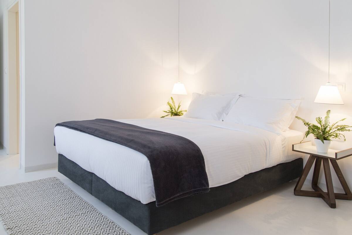 In-room safe, WiFi (free), bed sheets