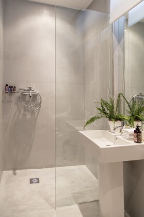 Classic Twin Room | Bathroom | Shower, free toiletries, hair dryer, bathrobes - Monogram Hotel (Thessaloniki)