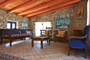 Villa, 2 camere da letto, accesso alla piscina (Zygardele) | Area soggiorno | TV a schermo piatto 42 pollici con canali satellitari, TV, lettore DVD