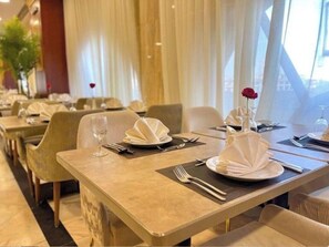 朝食、ランチ、ディナーに営業