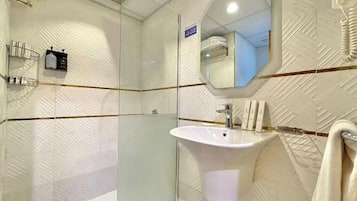 Combined shower/bathtub, free toiletries, slippers, towels