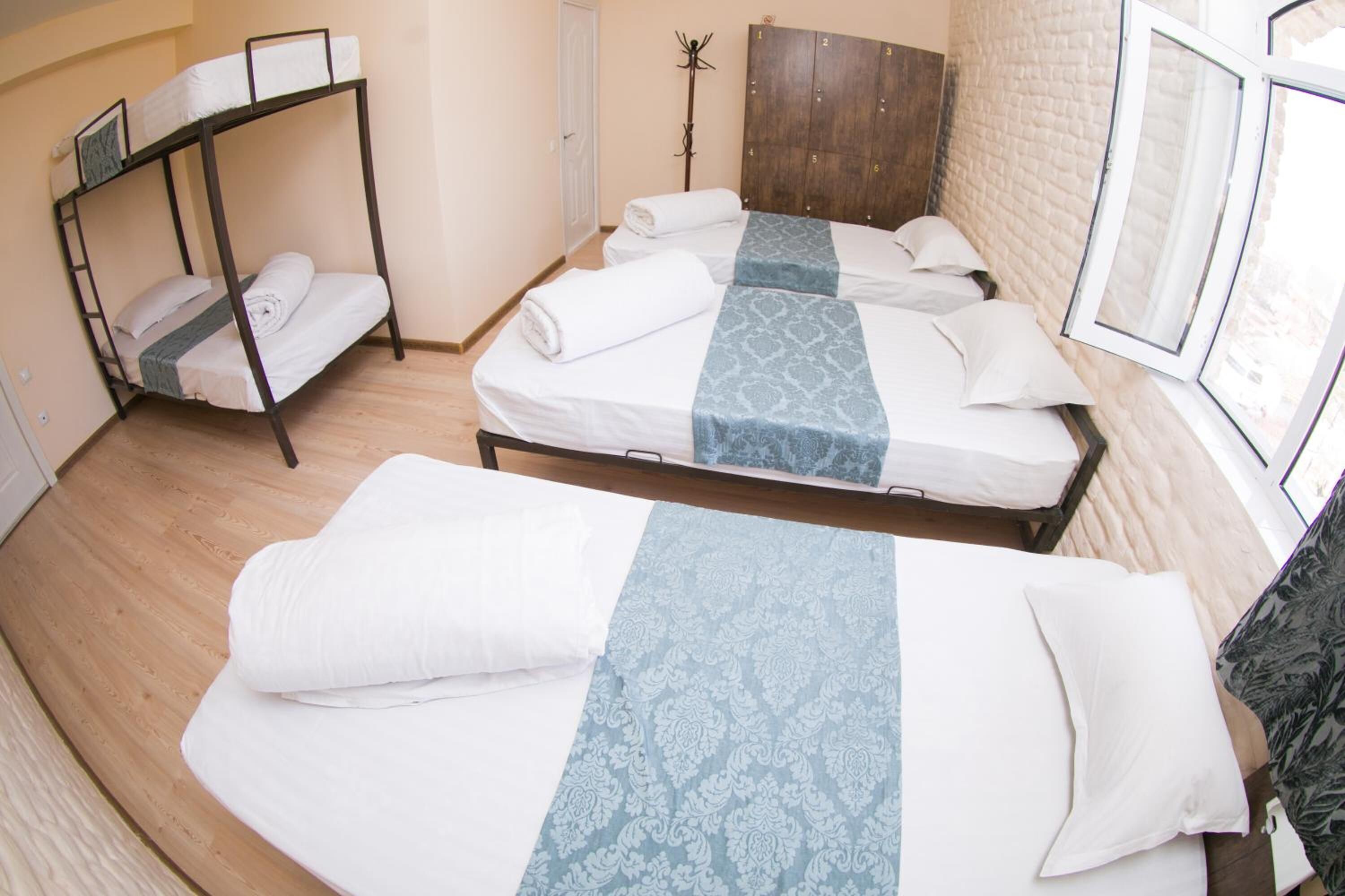 1 bedroom, desk, laptop workspace, soundproofing