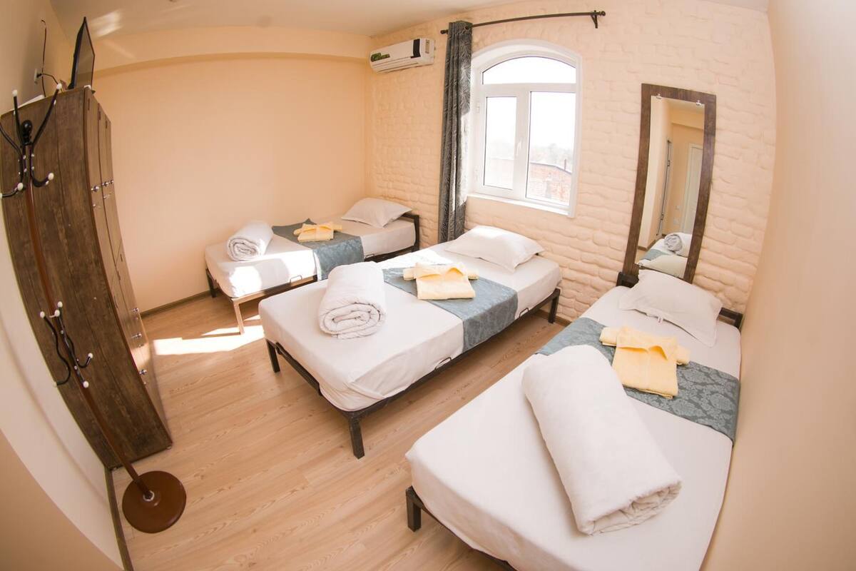 1 bedroom, desk, laptop workspace, soundproofing