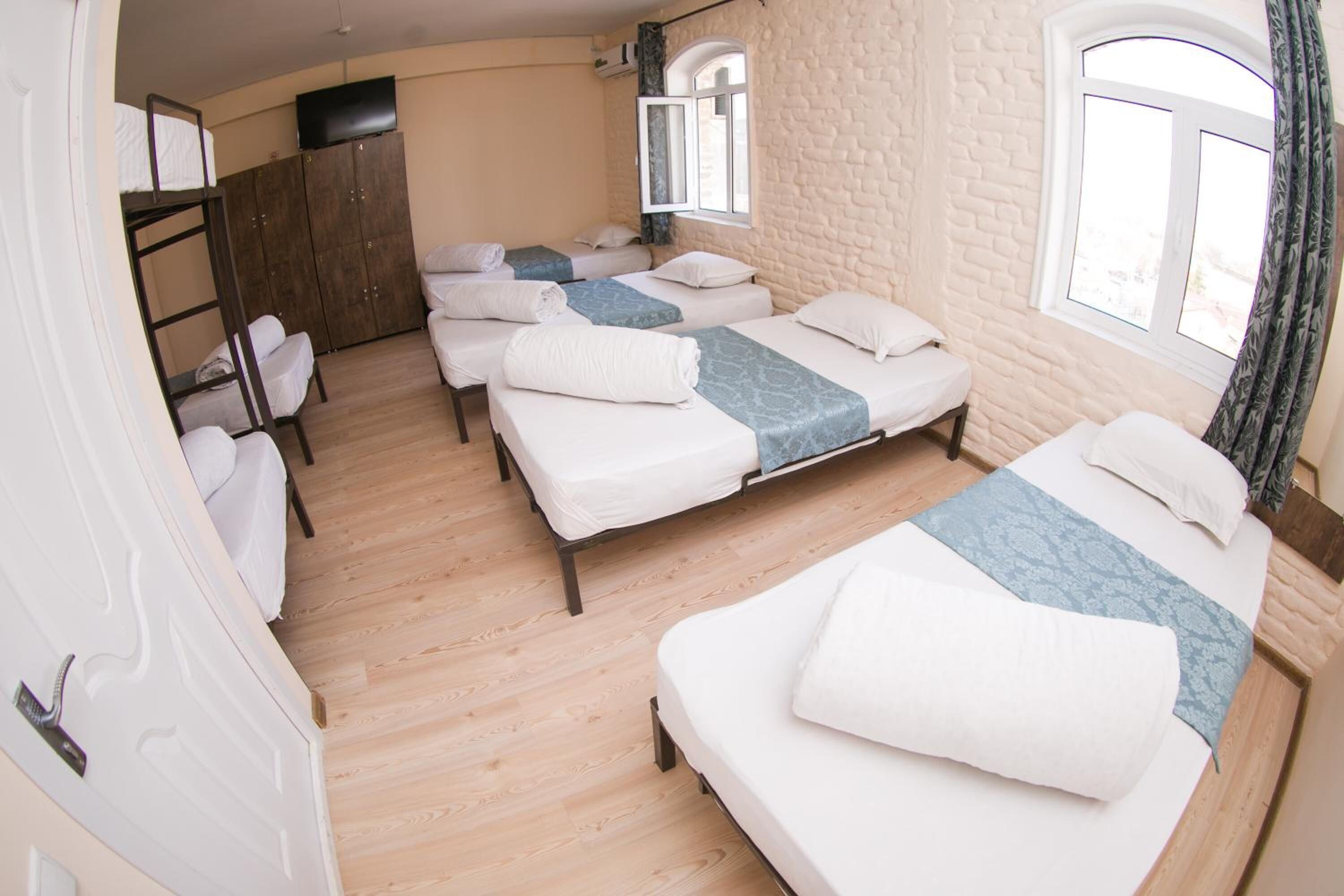 1 bedroom, desk, laptop workspace, soundproofing