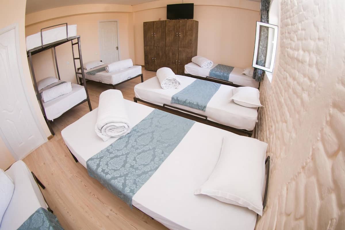 1 bedroom, desk, laptop workspace, soundproofing