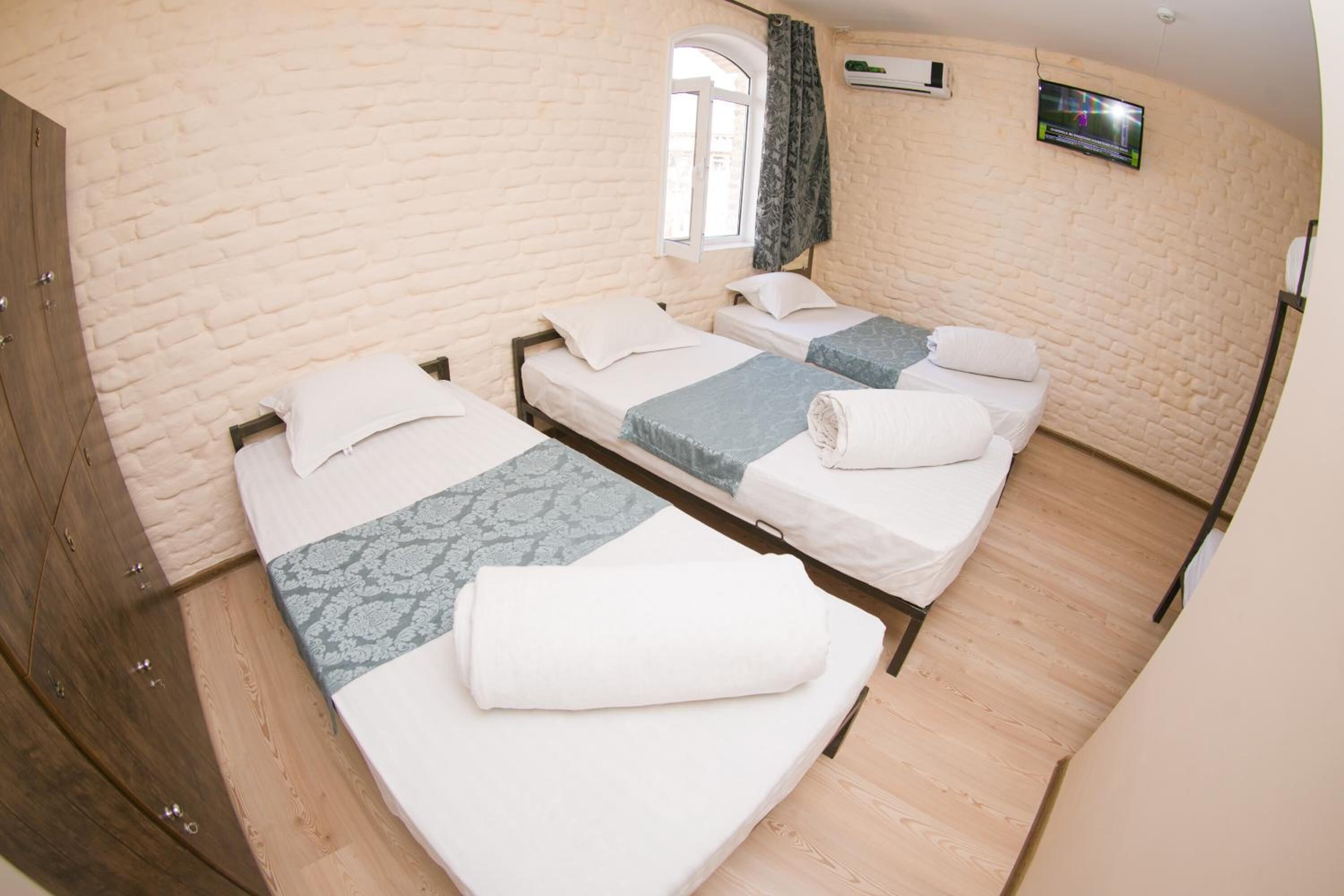 1 bedroom, desk, laptop workspace, soundproofing