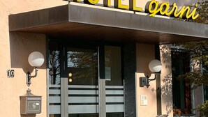 A hotel entrance with a sign reading "HOTEL garni" and a post box labeled "POSTKASTEN" on the left. - Hotel Garni Illertal (Altenstadt)