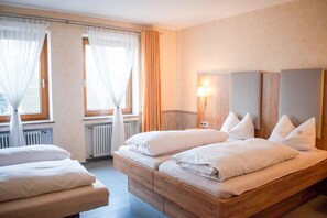 Comfort driepersoonskamer | Een bureau, verduisterende gordijnen, geluiddichte muren, beddengoed
