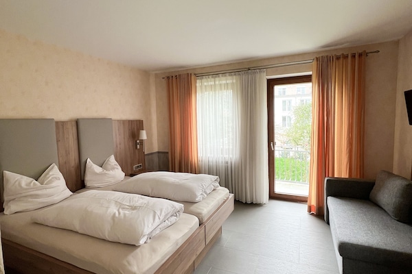 Skrivebord, blendingsgardiner, lydisolert og sengetøy