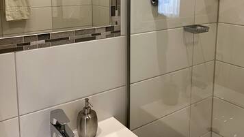 Dusche, kostenlose Toilettenartikel, Haartrockner, HandtĂŒcher