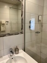 Chuveiro, produtos de toalete grátis, secador de cabelo