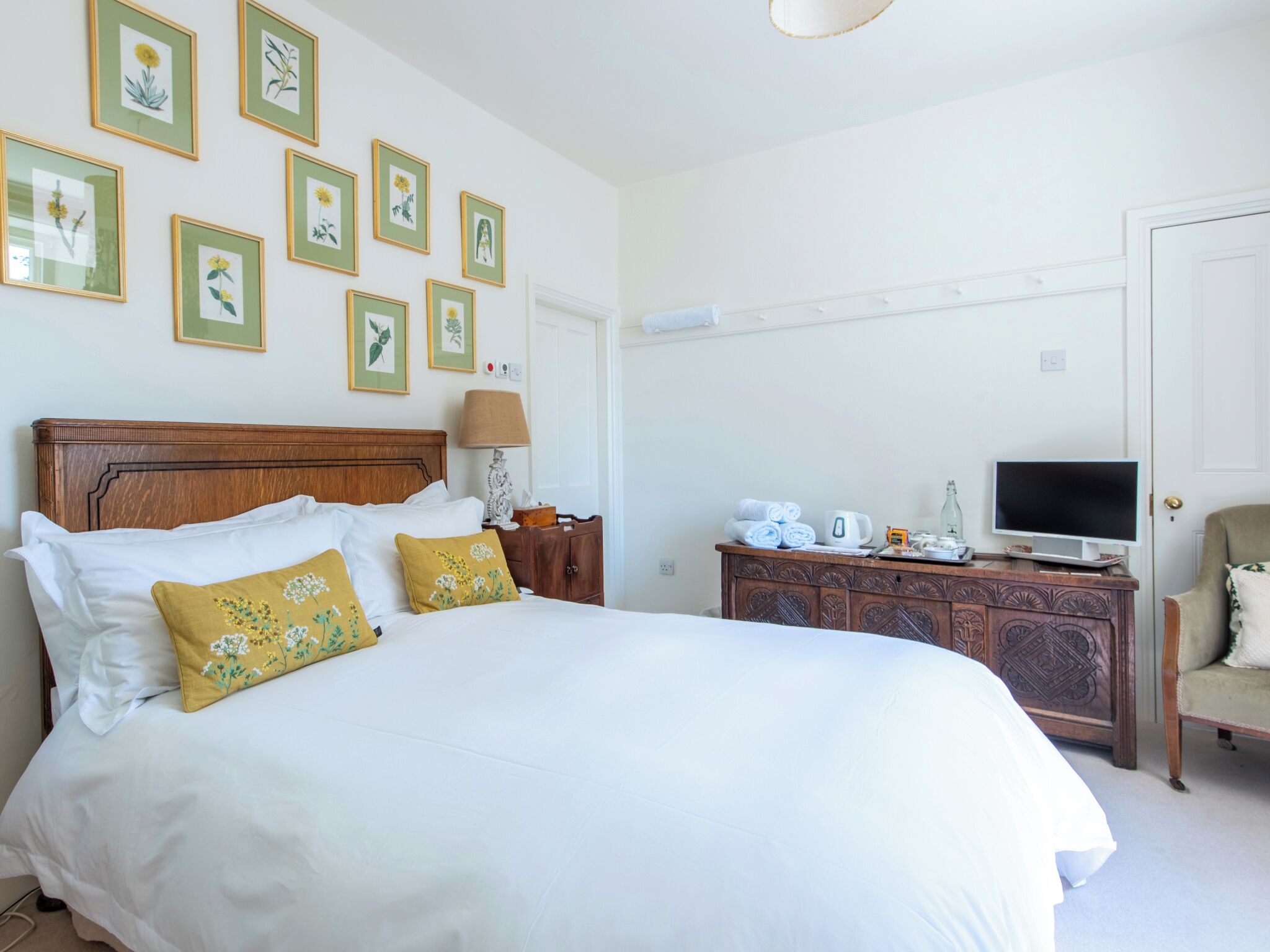 ห้องลักซ์ชัวรี่ดับเบิล (Ensuite Shower Room, School View) | เครื่องนอนระดับพรีเมียม, โต๊ะทำงาน, Wi-Fi ฟรี, ผ้าปูที่นอน