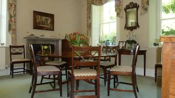 Free daily English breakfast