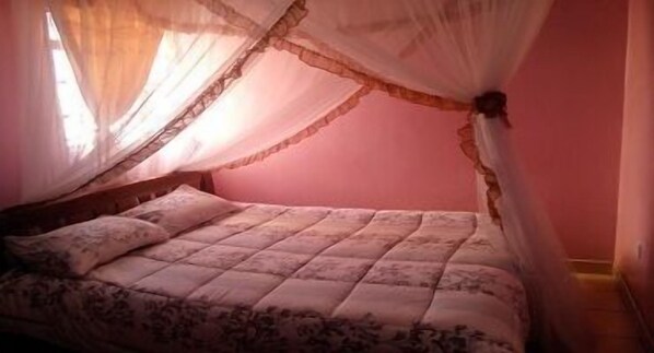 Habitación doble estándar | Ropa de cama de alta calidad, escritorio y wifi gratis 