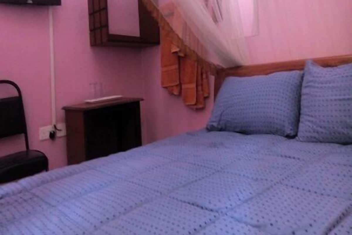 Premium bedding, desk, free WiFi