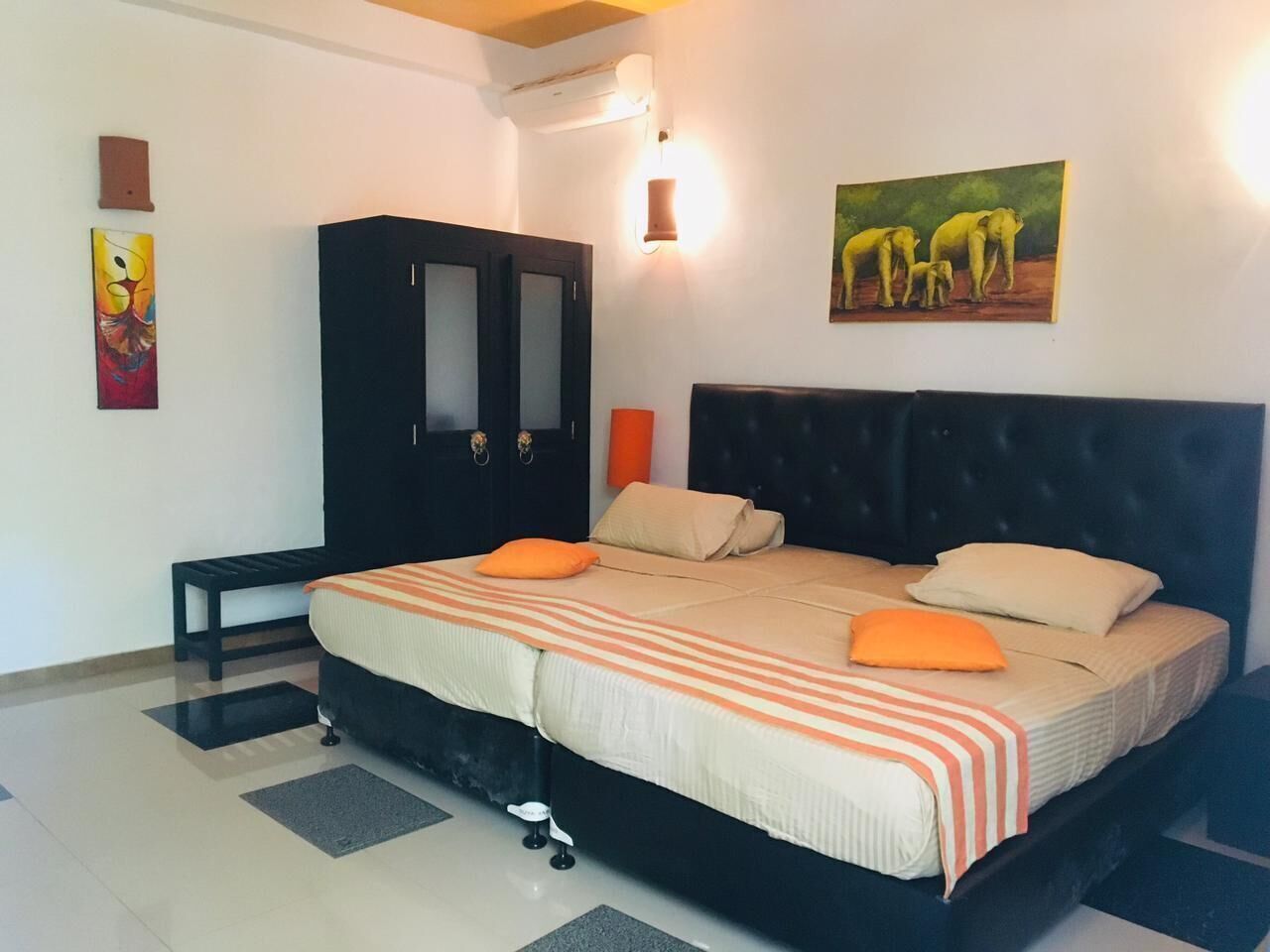 Minibar, coffre-fort, bureau, accès au Wi-Fi (inclus)