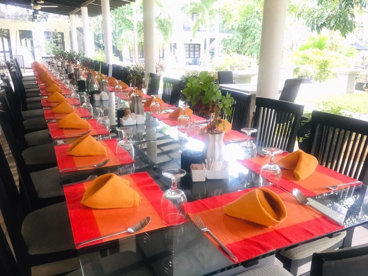 breakfast, lunch, dinner served; international cuisine