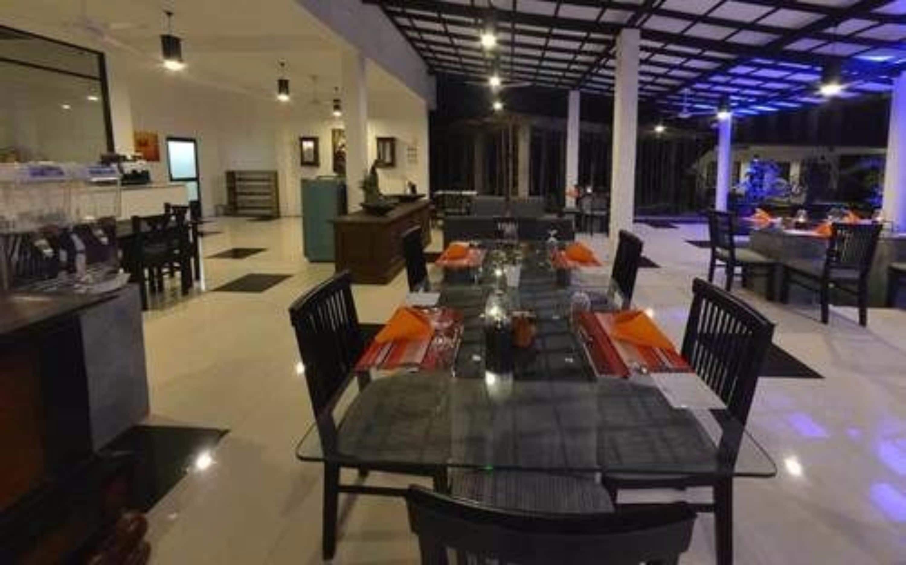 朝食、ランチ、ディナーに営業 (多国籍料理)