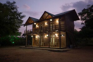 Facciata della struttura - sera/notte