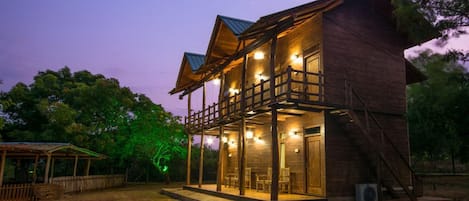 Majoituspaikan julkisivu illalla/yöllä