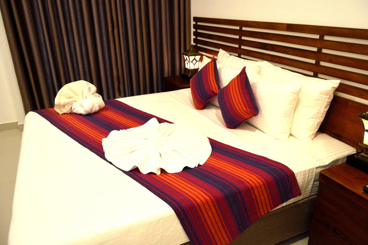 Deluxe King Room | Minibar, desk, soundproofing, cots/infant beds