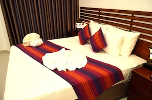 Deluxe King Room | Minibar, desk, soundproofing, cots/infant beds