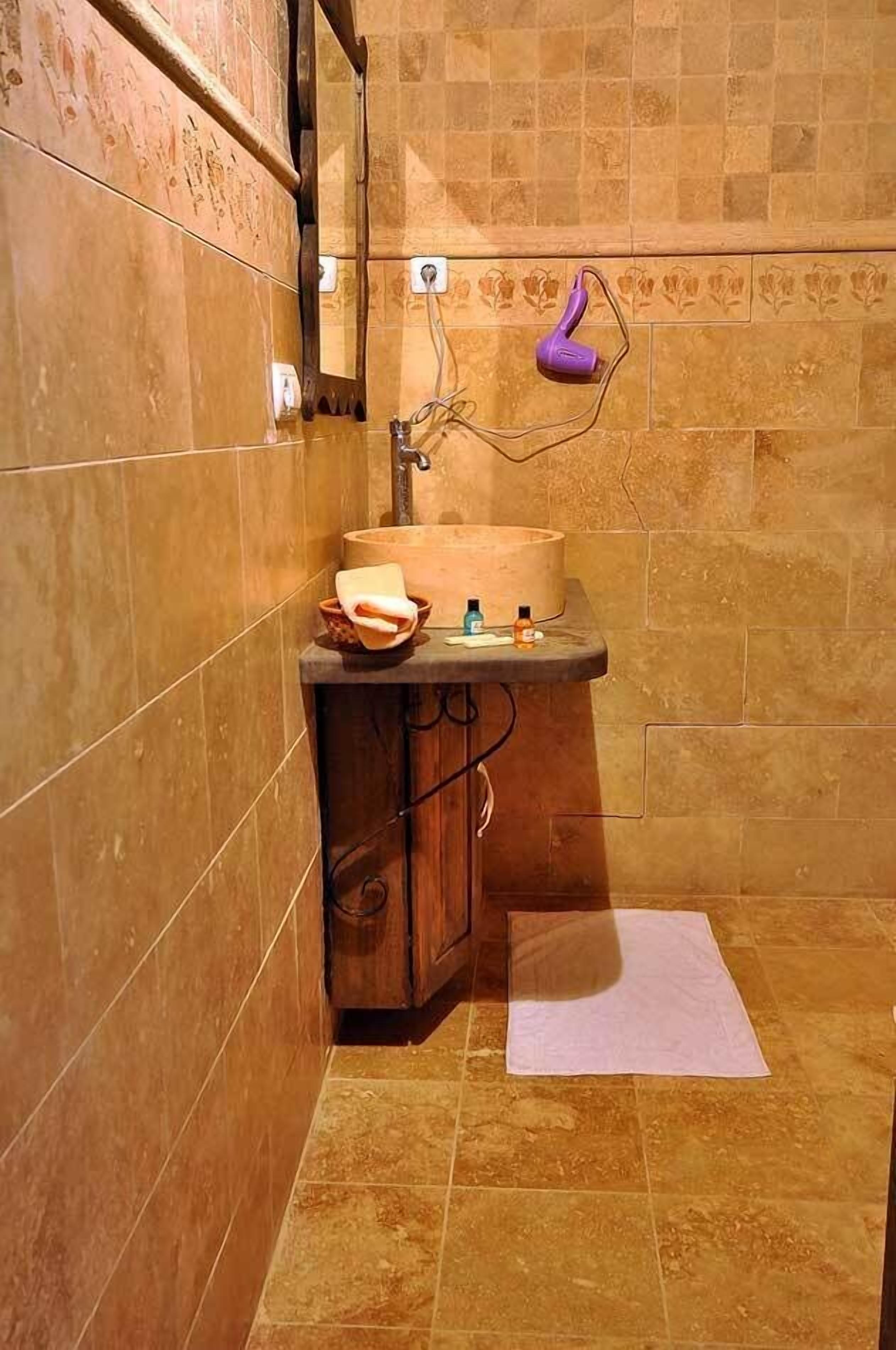 deluxe quadruple room, 1 bedroom, non smoking, courtyard view | bathroom | free toiletries, hair dryer, bathrobes, slippers