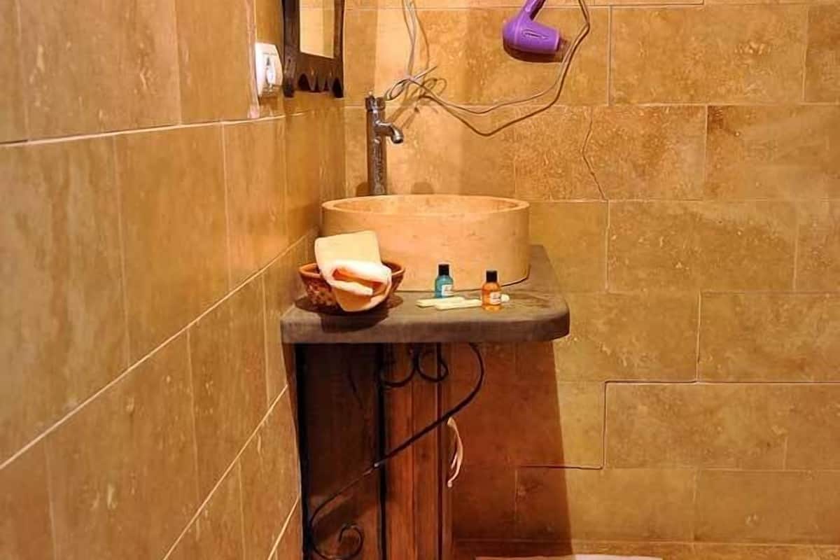 deluxe quadruple room, 1 bedroom, non smoking, courtyard view | bathroom | free toiletries, hair dryer, bathrobes, slippers