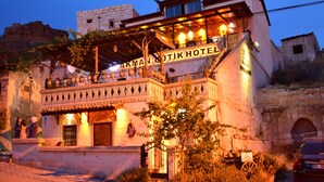 Un edificio tradicional con un letrero que dice "AKMA JUTIK HOTEL".