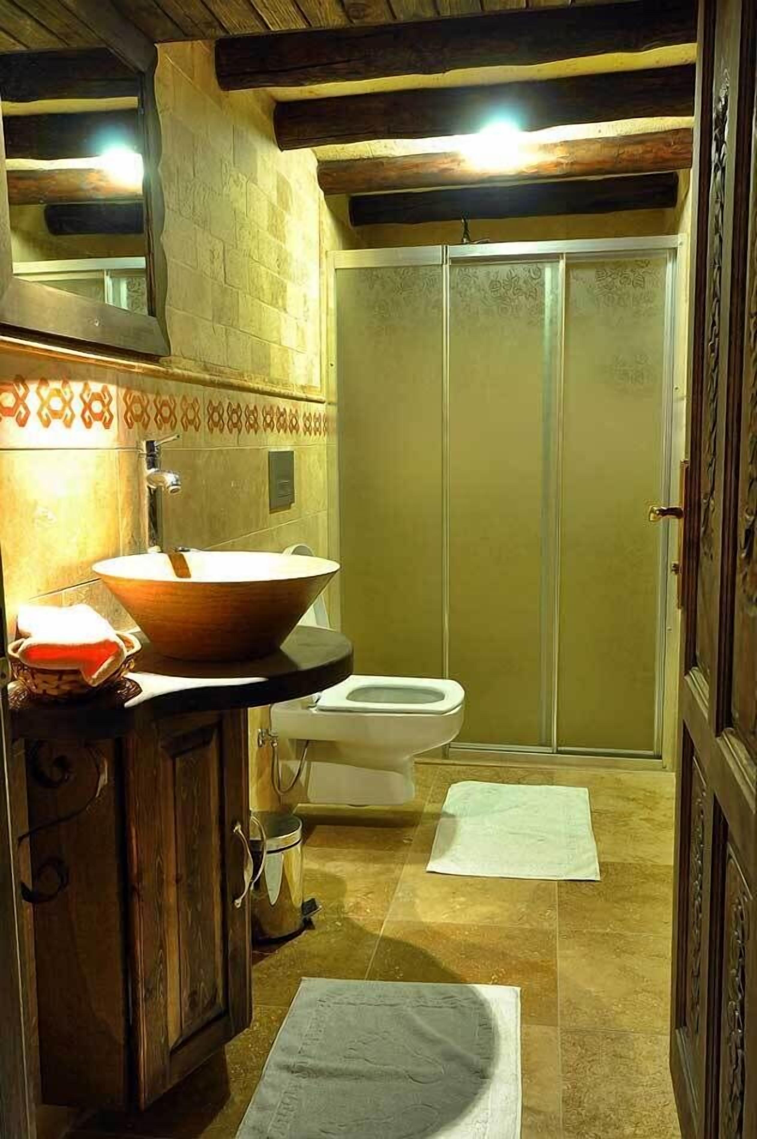 deluxe quadruple room, 1 bedroom, non smoking, courtyard view | bathroom | free toiletries, hair dryer, bathrobes, slippers